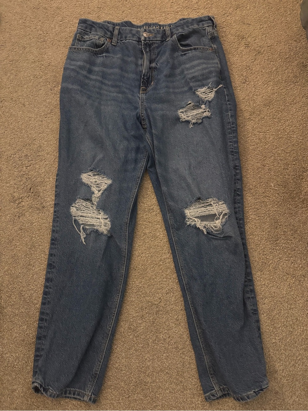 american eagle strigid curvy ripped mom jeans